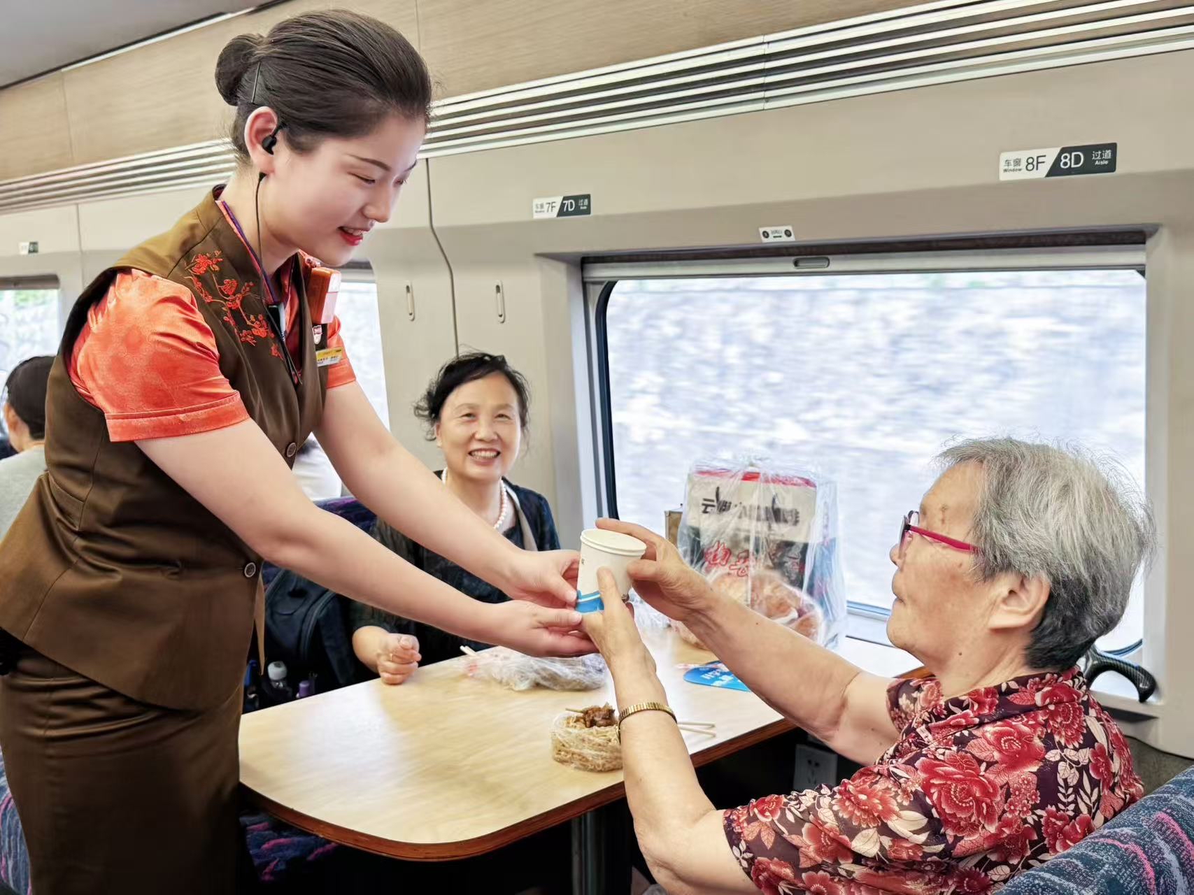 图为武汉客运段郑渝高铁乘务员细心服务旅客。杜瑞婷 摄