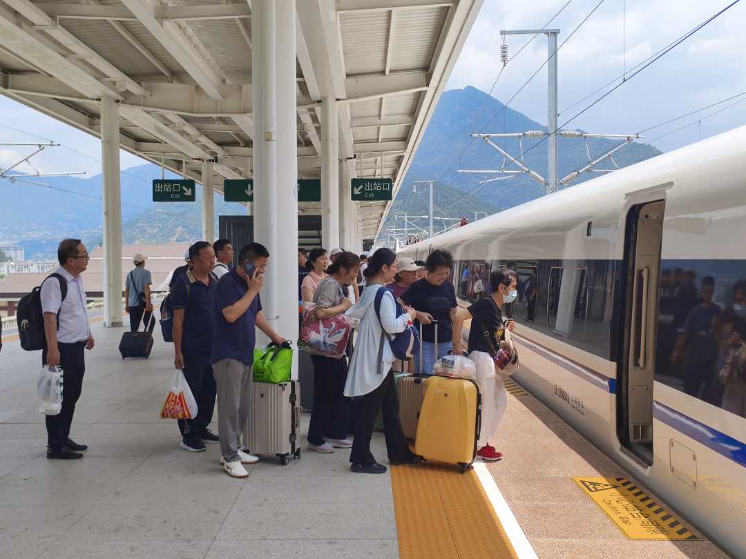 图为旅客在兴山站出行。（袁广益