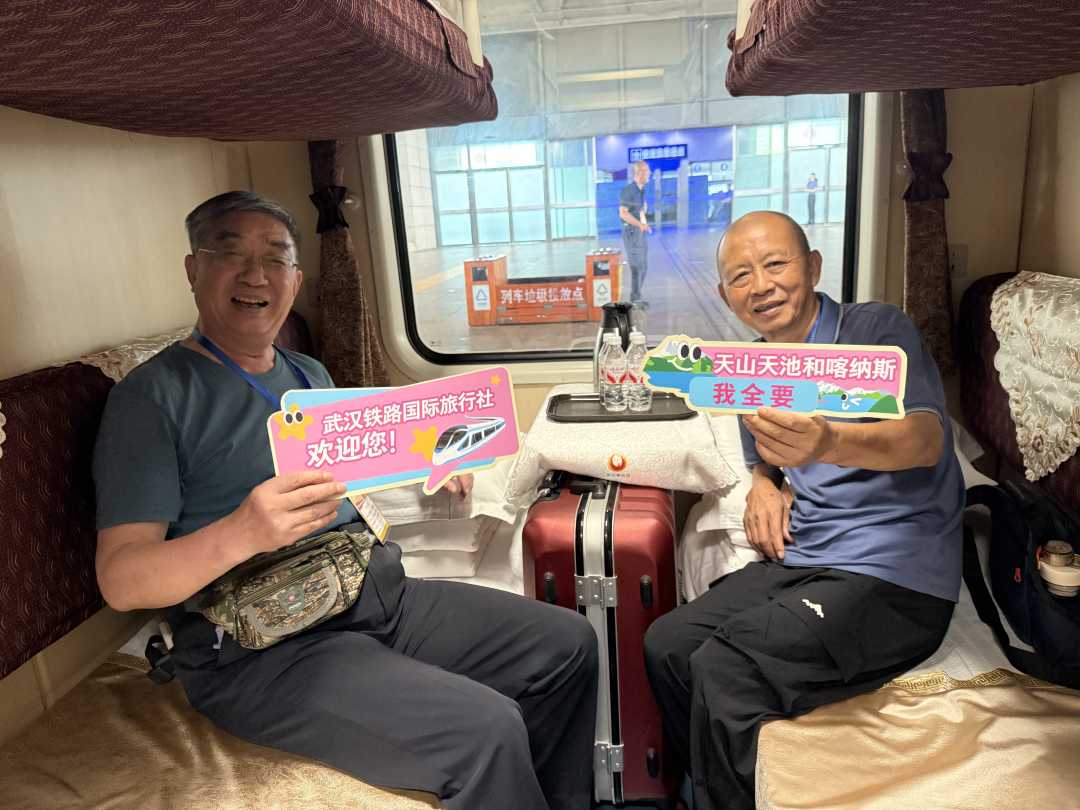 图为本次出行的老年旅客。祁洁 摄
