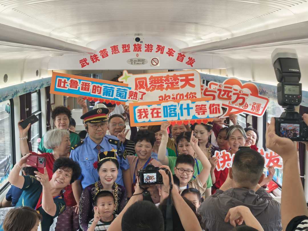 图为旅客与工作人员合影留念。王世龙 摄