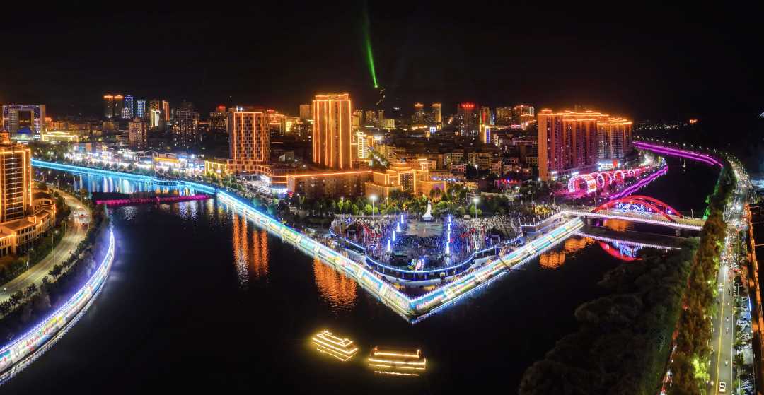 图为郧西县城夜景。资料照片