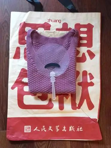桌子上有一本书AI 生成的内容可能不正确。