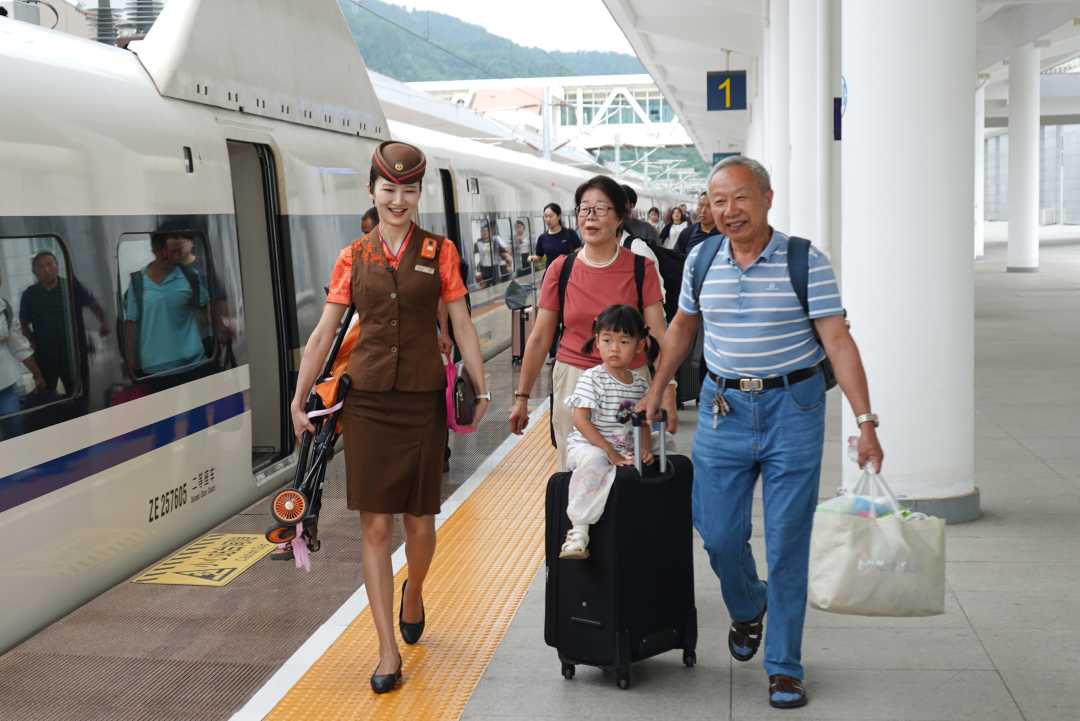 图为襄阳客运段乘务员正在帮助重点旅客上车。左一琪 摄
