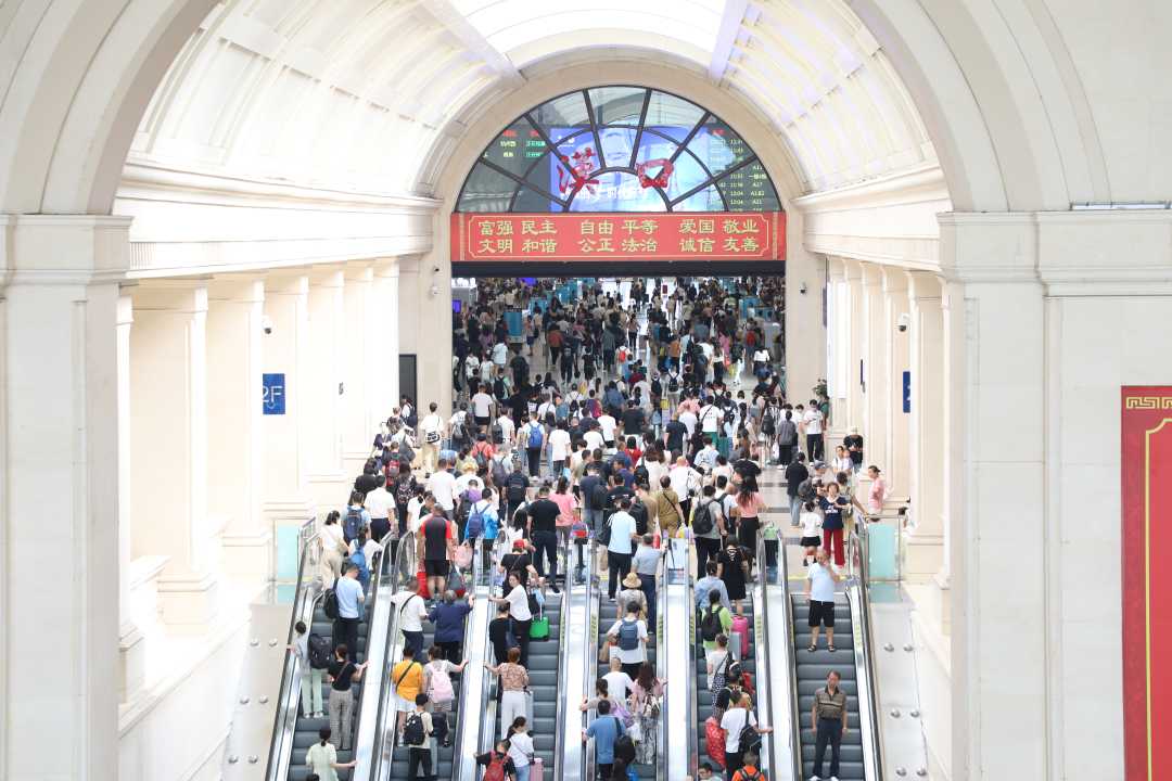 图为汉口车站旅客正在进站候车。肖瑶 摄