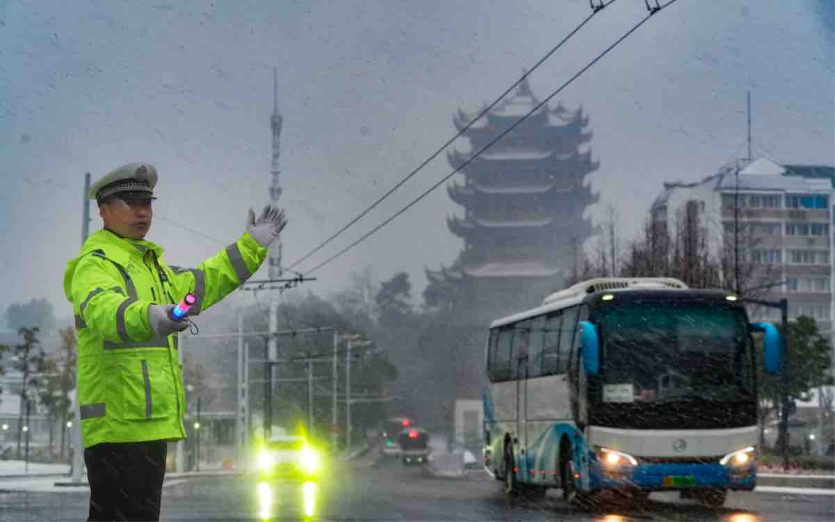 武汉市公安局武昌区分局在黄鹤楼下疏导交通。