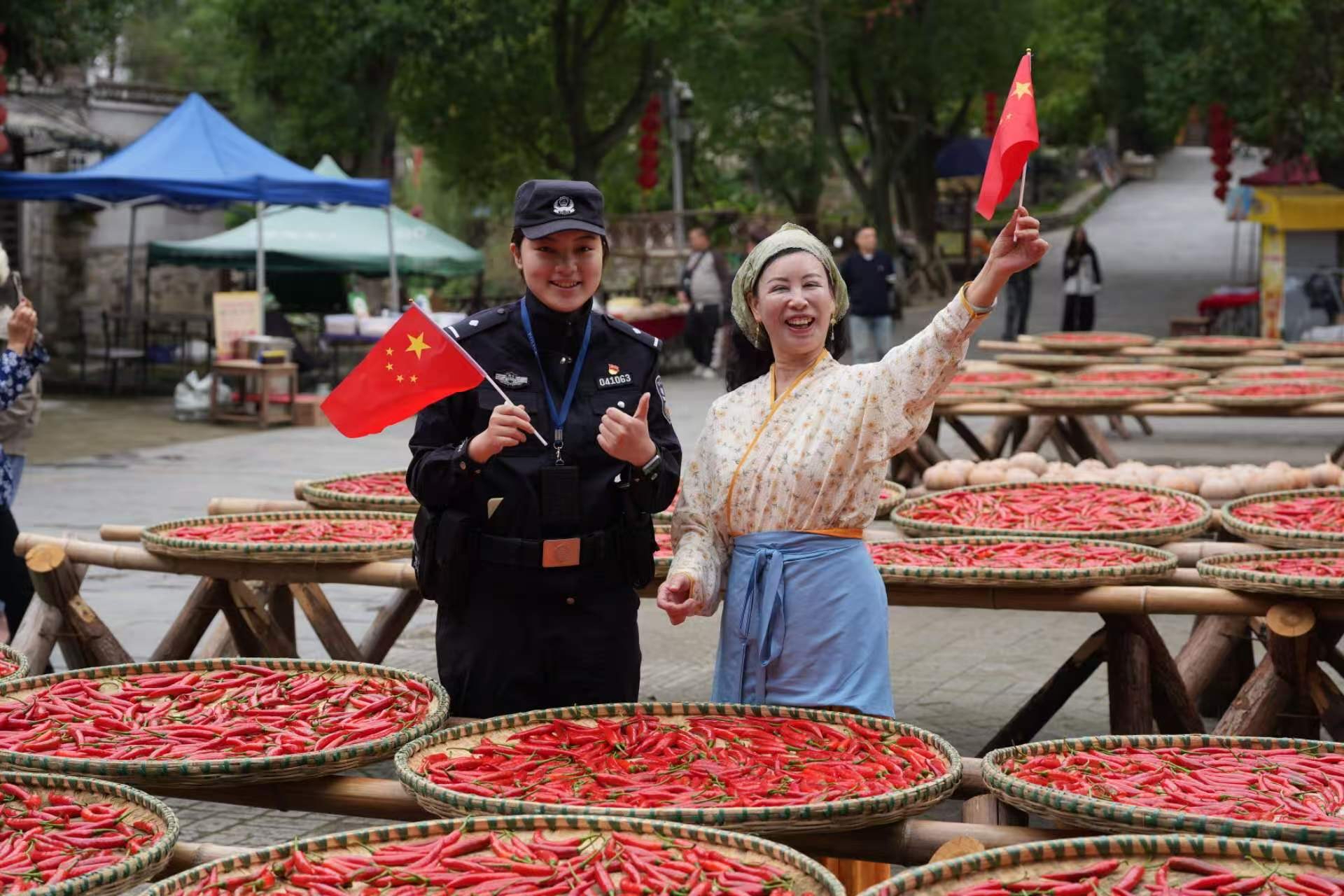 国庆期间，武汉市公安局黄陂区分局木兰乡派出所在大余湾景区加强巡逻警力，民警辅警穿梭于古巷与晒秋场之间，疏导人流、解答咨询、排查隐患。