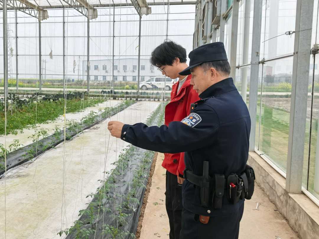 咸宁嘉鱼警方在蔬菜科技馆开展日常巡逻。资料照片