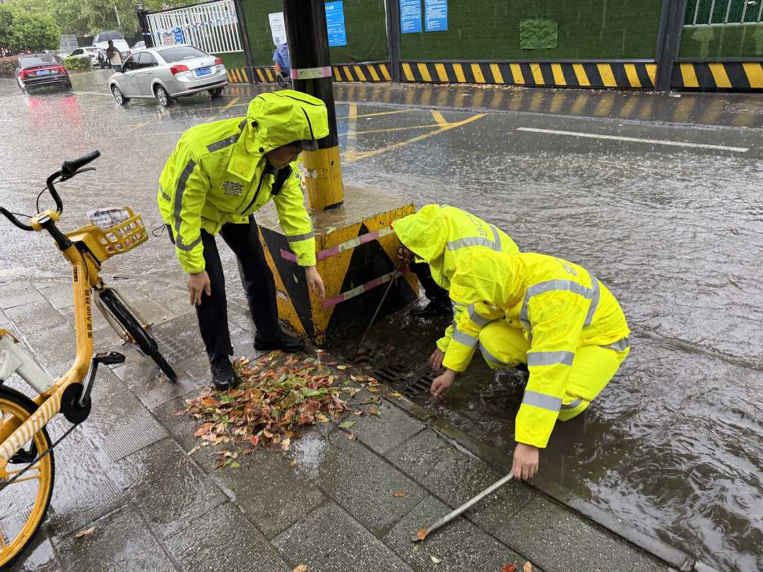  湖北公安民警在风雨中托起群众“安全感”