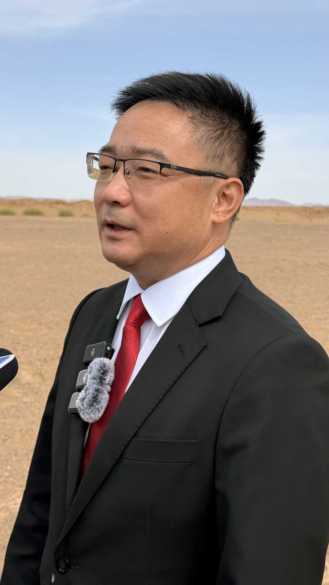 “电建一号”卫星工程总师王力哲介绍卫星情况。李锐欣摄