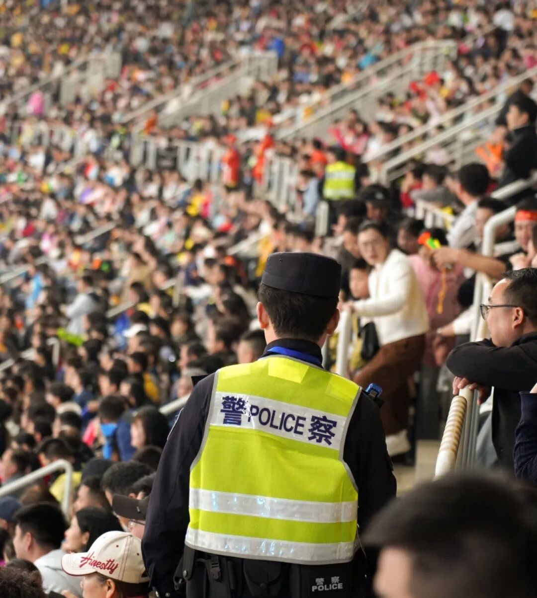 黄石市公安局民警辅警在“楚超”赛事现场巡逻。