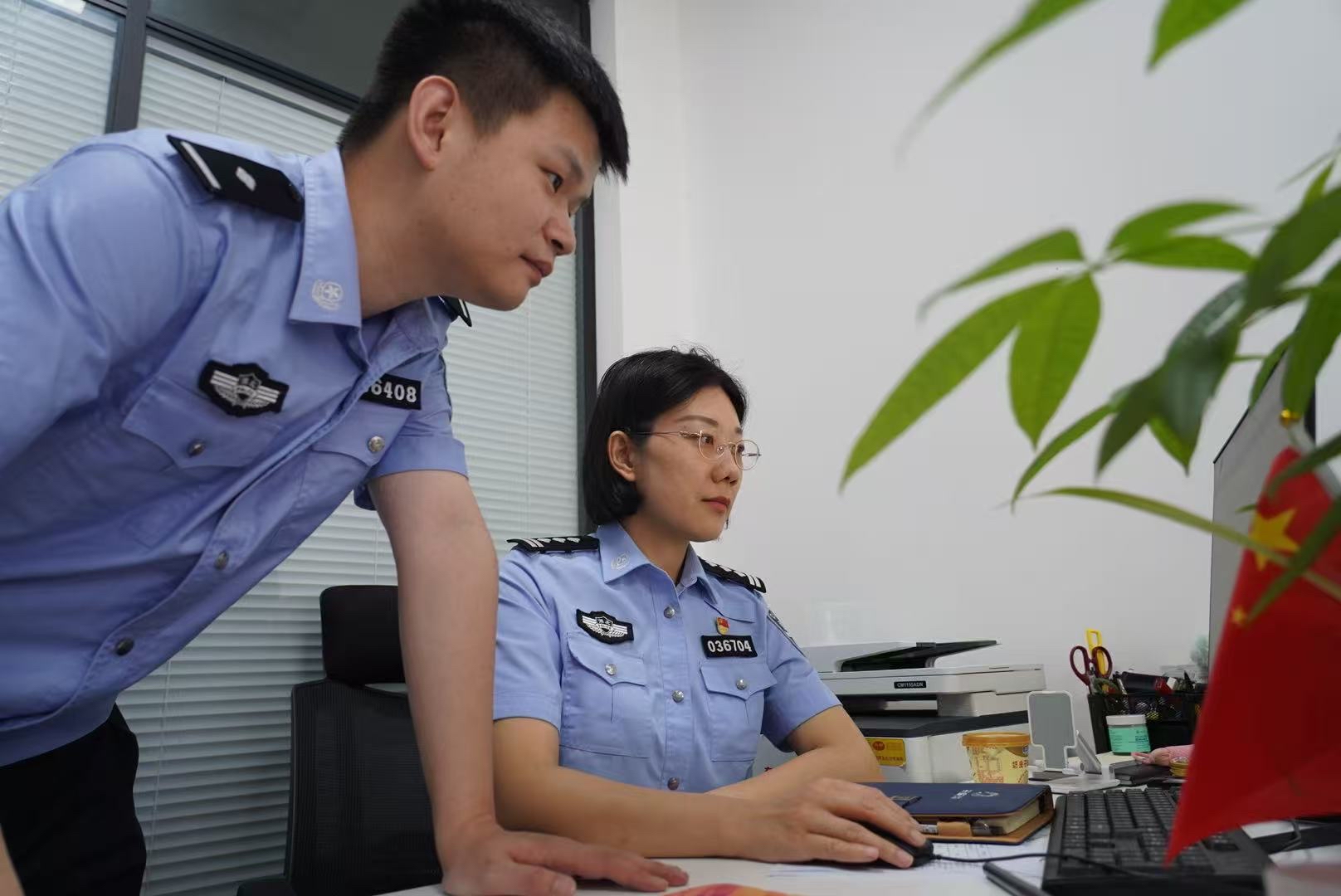 武汉市公安局东西湖区分局刑事侦查大队一中队政治指导员胡冰（右）和同事正在研判案情。资料照片