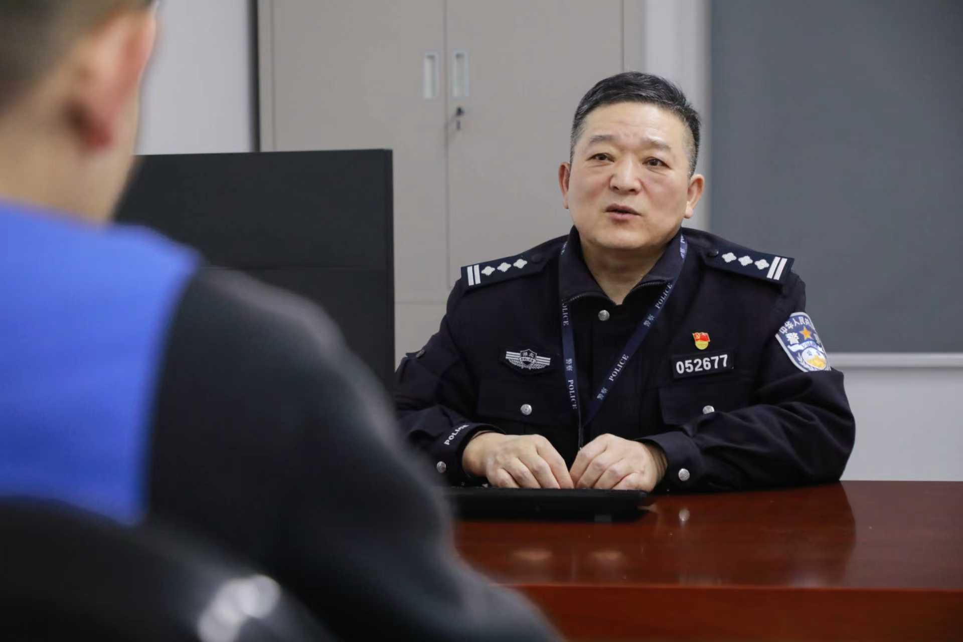 荆州市公安局监所管理支队副支队长、荆州市看守所所长赵哲仁与在押人员谈心谈话。资料照片