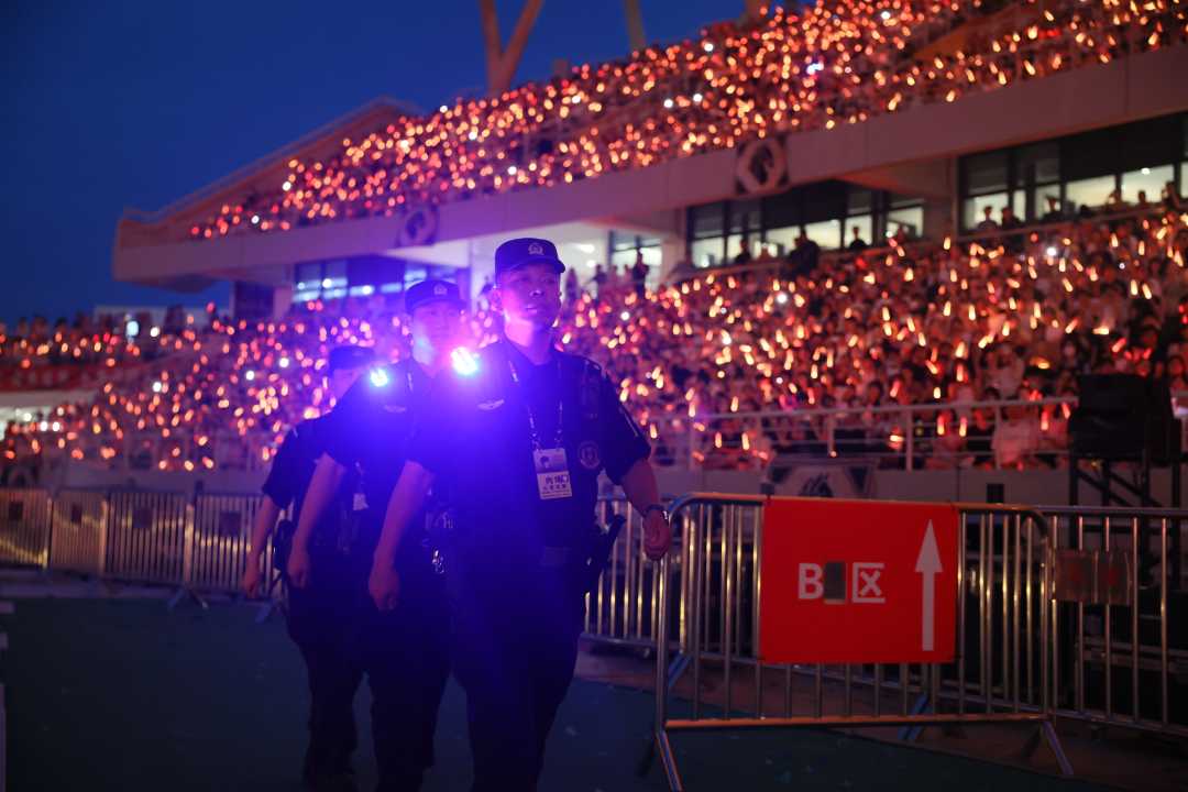 襄阳警方在演唱会现场开展巡逻执勤工作。司世伟摄
