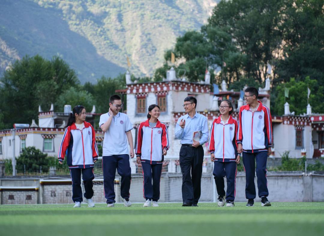 在丹巴高级中学支教的树德中学樊森老师（右3）正在和“树德班”的同学们交流。.jpg