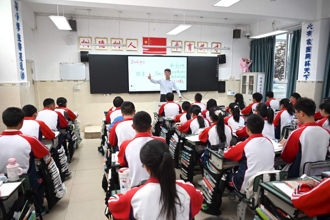 在丹巴高级中学支教的成都树德中学樊森老师正在给28届丹巴高级中学“树德班”学生上课。.jpg