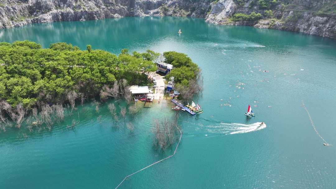 “蓝眼泪”矿山湖片区，DiveHub国际潜水乐园。供图 南山镇.jpg
