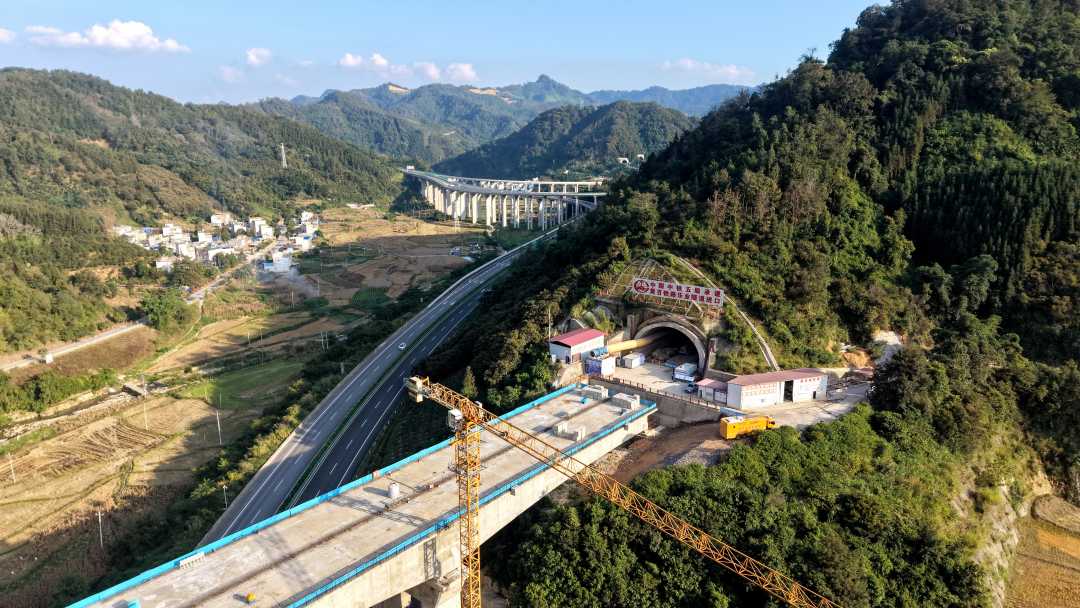 乐业隧道航拍 莫小斌 摄.jpg
