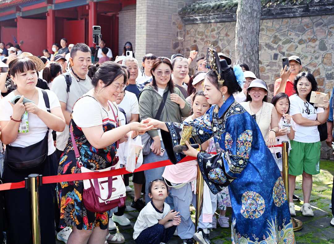 避暑山庄内，游客正在与npc演员互动.jpg