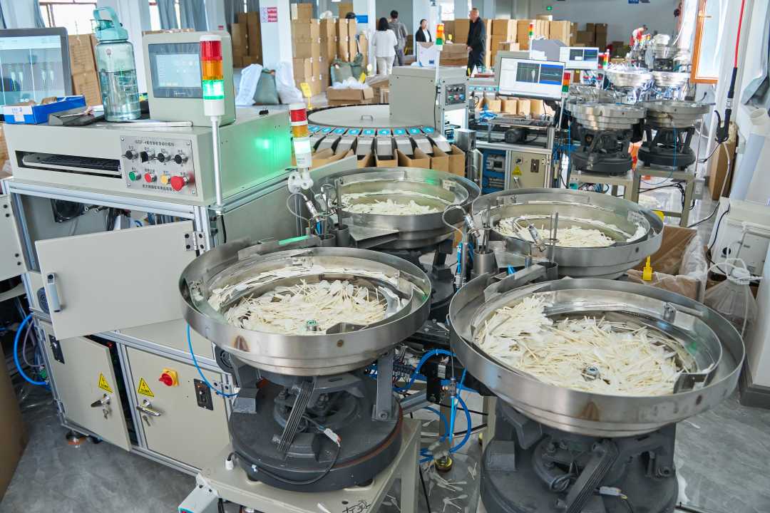 鹅翎羽毛球自动化生产线.jpg