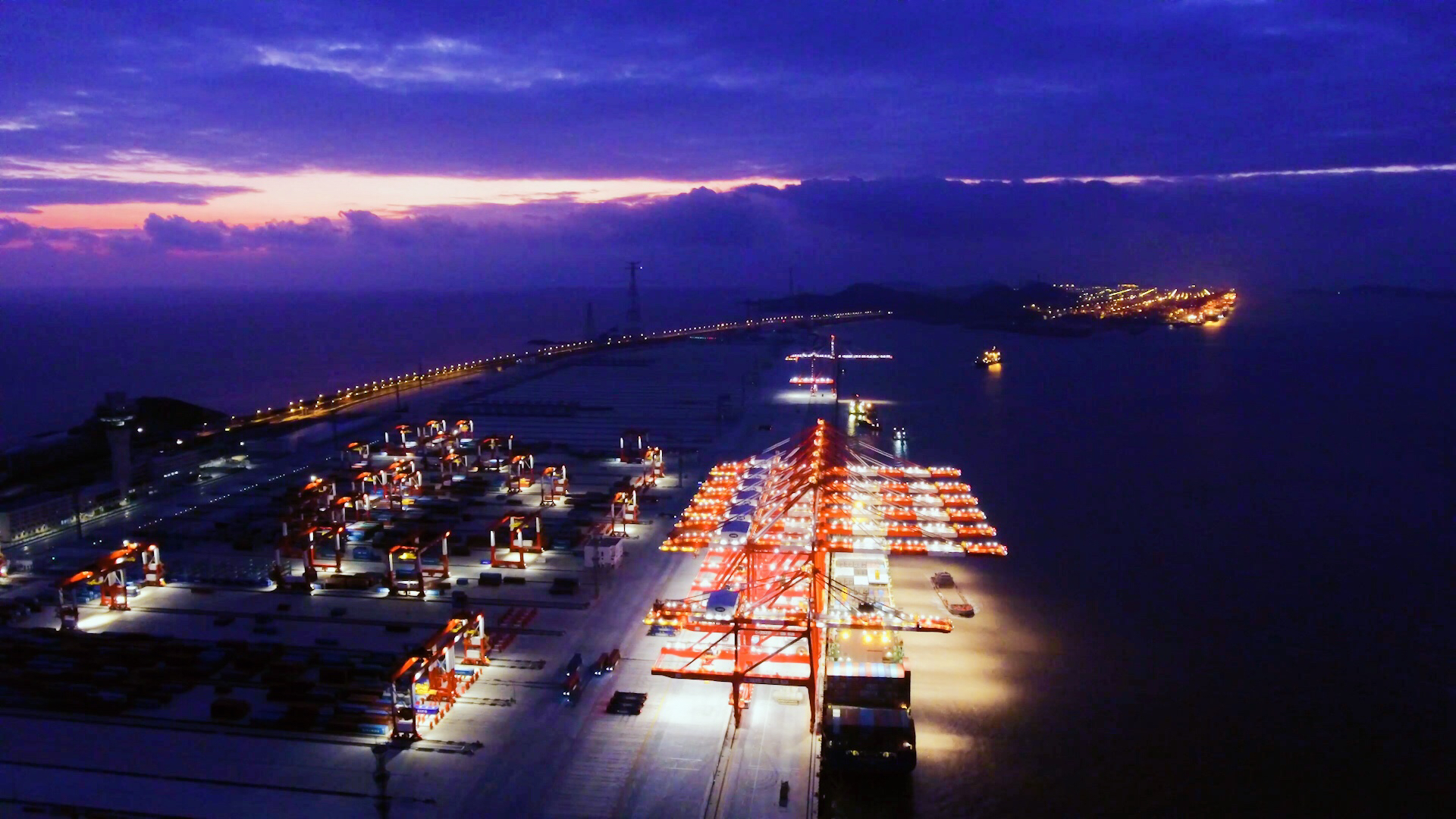 青岛港全自动化码头投运，你想知道的一切都在这里