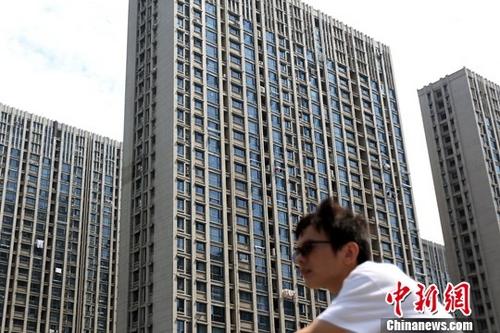 图为市民从南京一处楼盘前经过。(资料图片)<a target='

_blank'

  data-cke-saved-href='

http://www.chinanews.com/'

 href='

http://www.chinanews.com/'

>中新社</a>记者 泱波 摄