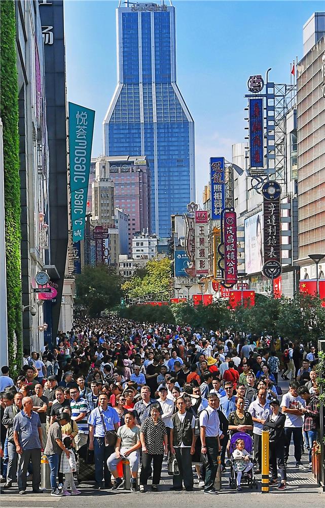 35年后南京路同一地方面貌昔非,人流似潮.(摄于2018年10月03日)